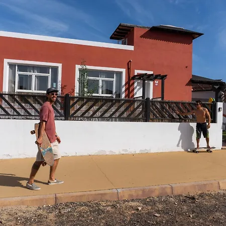 Gasthuis Banama Coliving & Coworking, Surf & Yoga - Casa Roja Corralejo