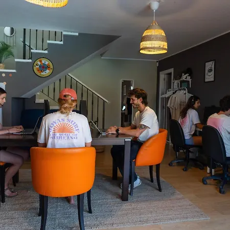 Gasthuis Banama Coliving & Coworking, Surf & Yoga - Casa Roja *